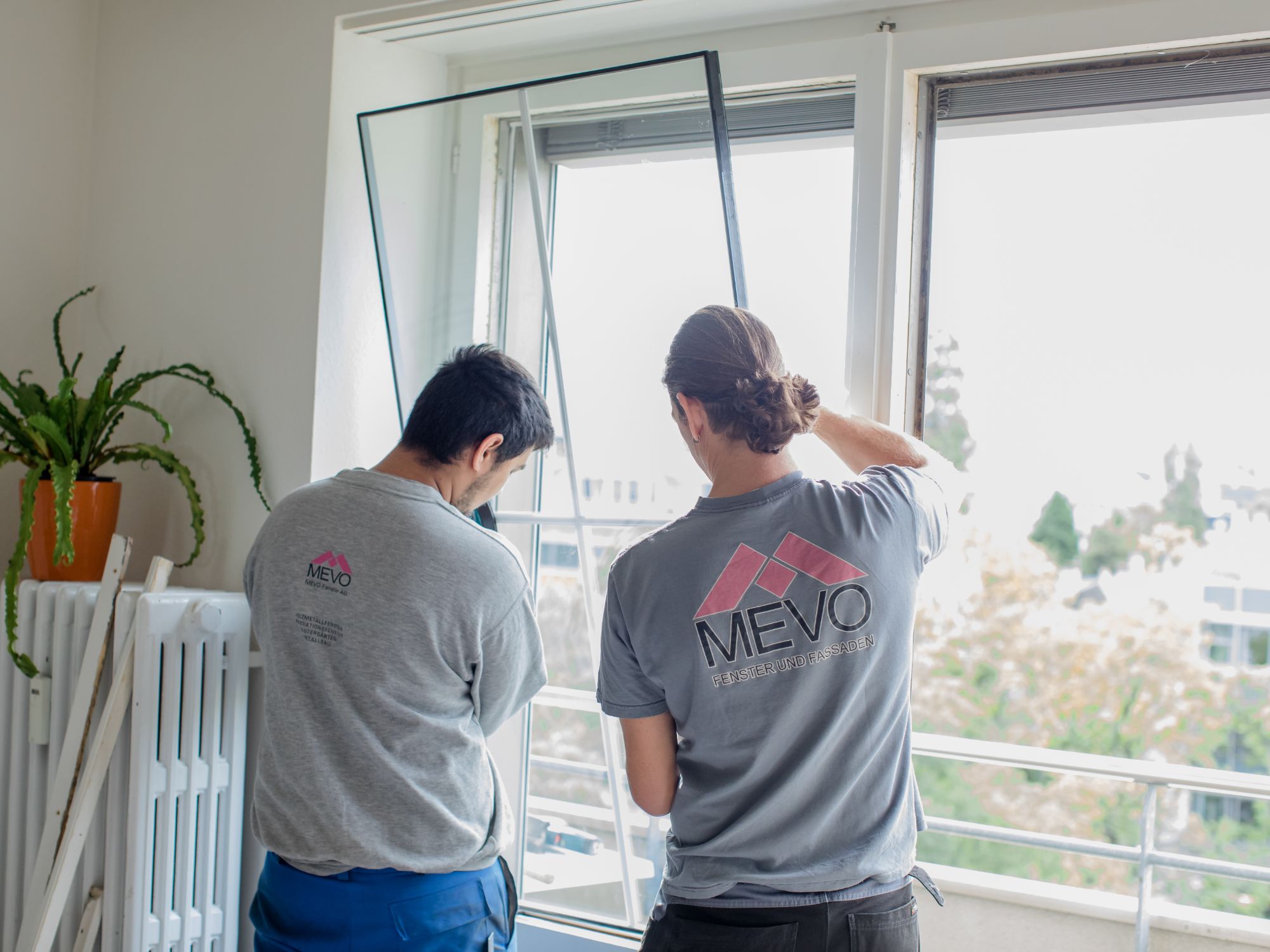 Zwei Mitarbeiter der Mevo-Fenster AG beim montieren eines Fensters